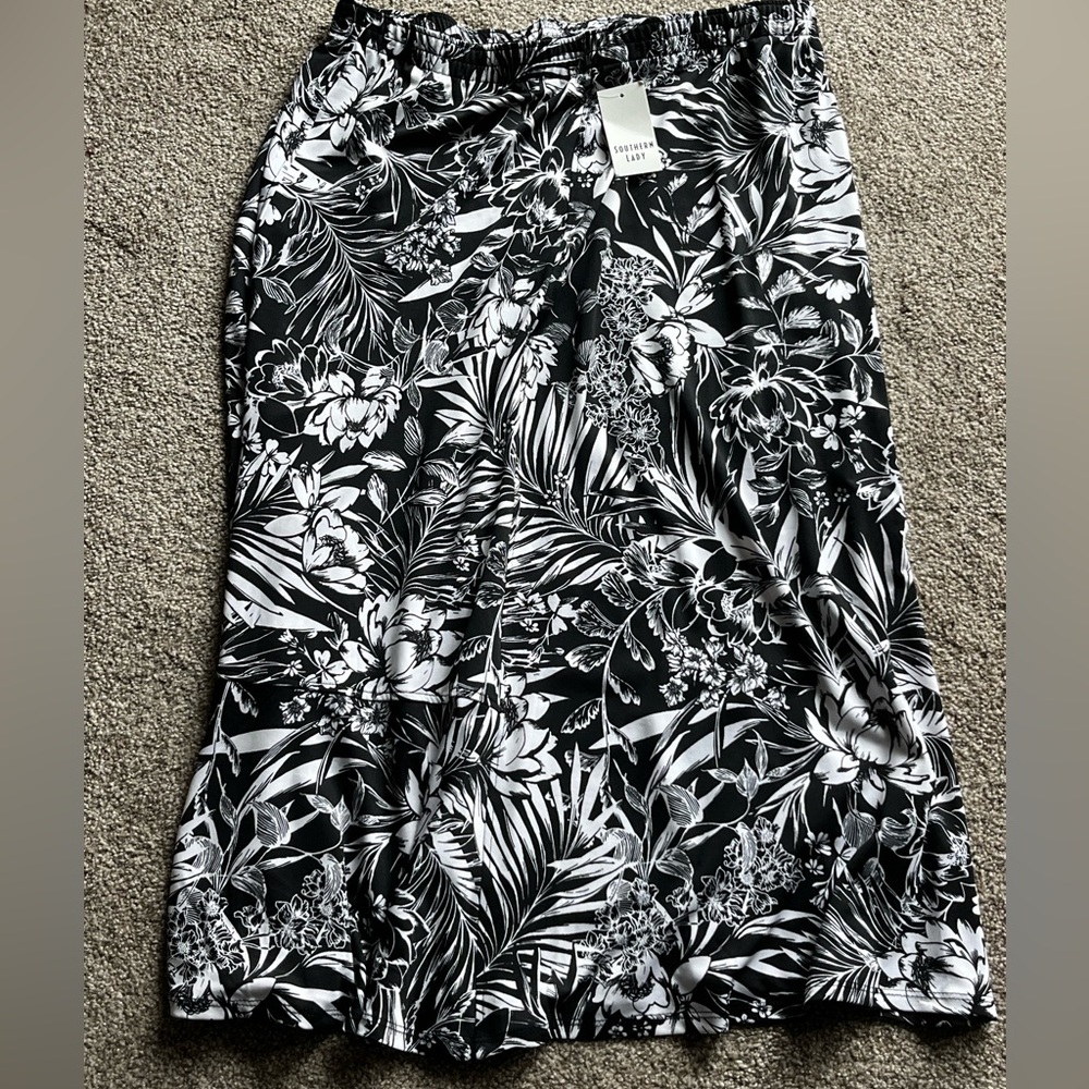 Black and White Floral Long Flowing Skirt. Brand New size Large. Silky to touch.